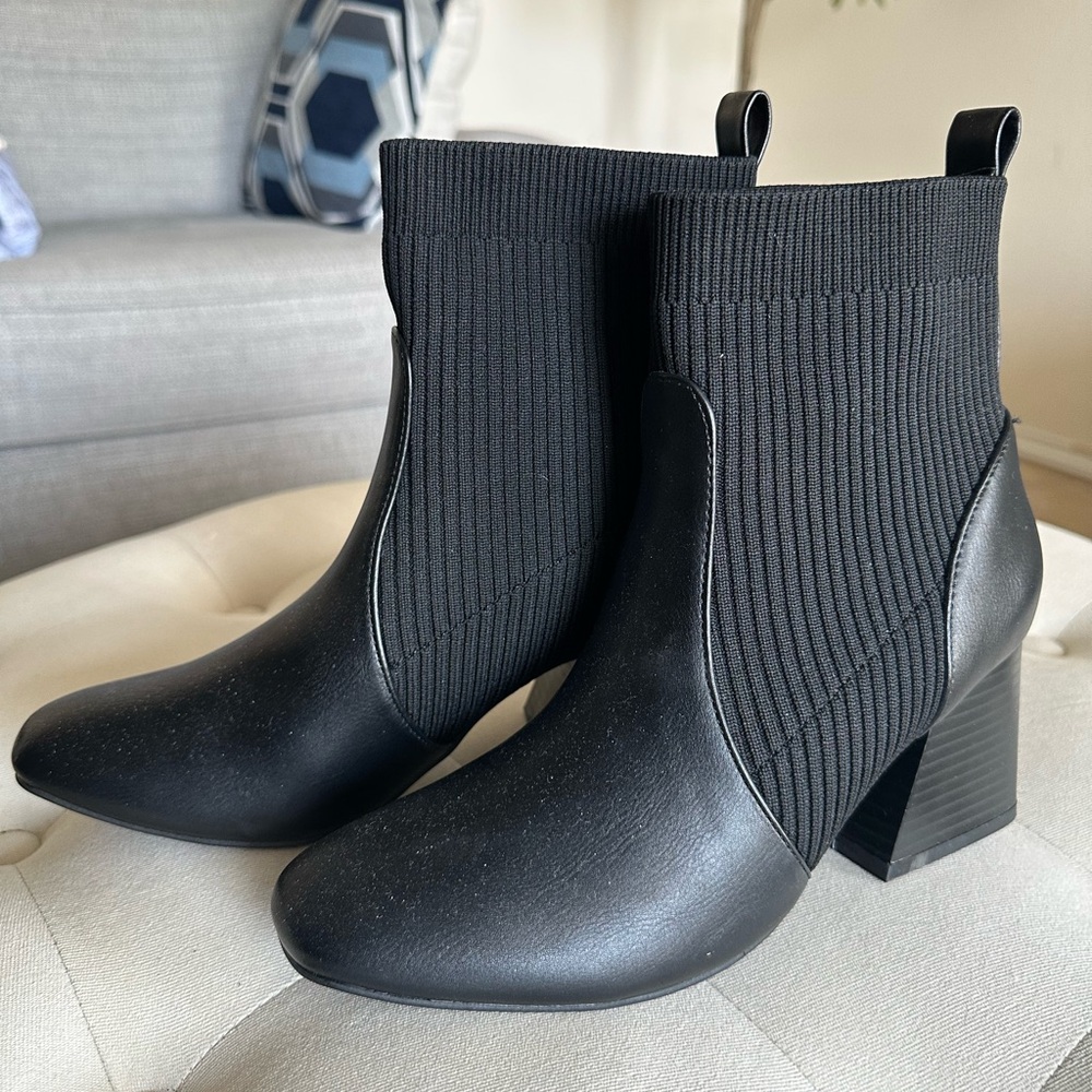 Sleek Black Ribbed Ankle Boots